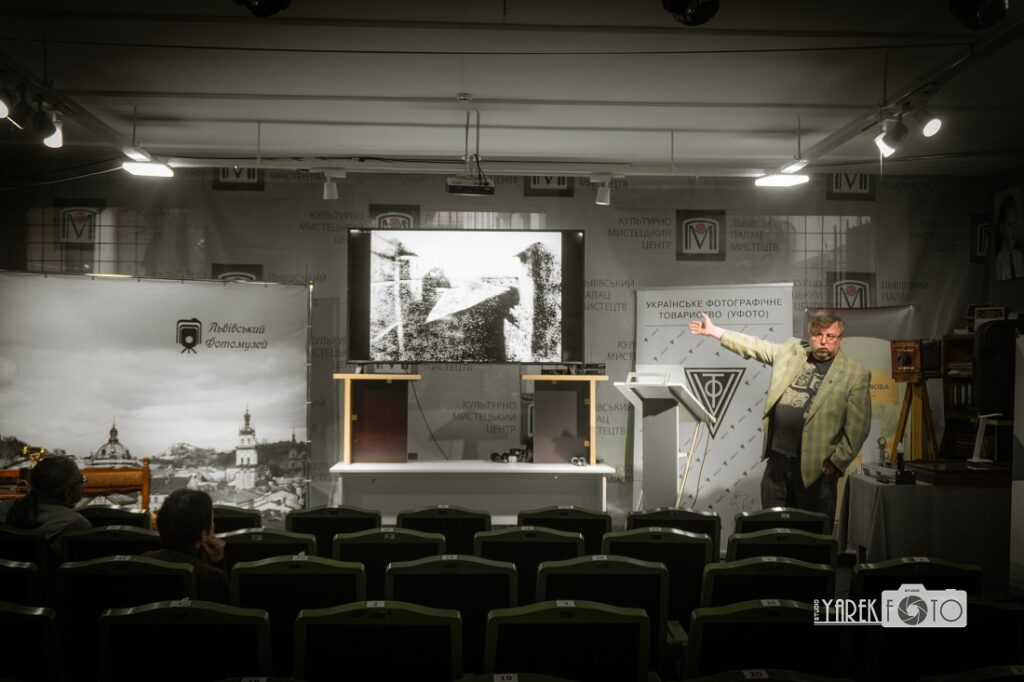 Роман Метельський та перша фотографія